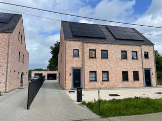 Deze rustig gelegen energiezuinige nieuwbouw voorziet in alle luxe en comfort en beschikt over o.a. zeer ruime en lichtrijke leefruimte met...