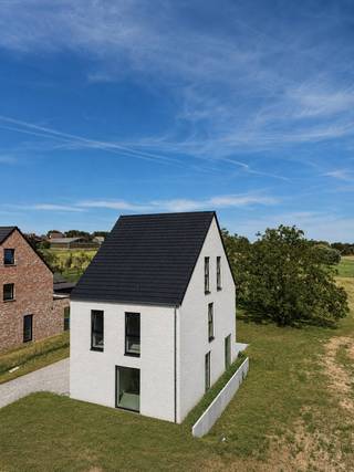 <ul>
	<li>Wind and watertight – on-site visit possible</li>
	<li>BEN home</li>
	<li>3–4 bedrooms</li>
	<li>Including garden finishing</li>
	<li>Tailor-made finishing</li>
	<li>Quiet, central location</li>
</ul>
<br /><strong>SURROUNDINGS</strong><br />This villa (lot 6) is located in a quiet yet easily accessible area, just a stone’s throw from the centre of Ninove. You benefit from the proximity of schools, shops, sports facilities and welcoming eateries, while still enjoying the peace of a residential setting. Nature lovers will appreciate the many walking and cycling routes through the surrounding green landscape. In addition, the property is conveniently located near key access roads, making cities such as Brussels and Aalst easy to reach.<br /><br /><strong>LAYOUT</strong><br />On the ground floor, the property features an entrance hall with cloakroom option, guest toilet and access to the living area, dining space and open kitchen. The kitchen includes an additional storage room with an external door. The first floor provides three bedrooms and a bathroom with bathtub, walk-in shower and double washbasin. There is also a second toilet on the night hall. The second floor can be further arranged to include two additional bedrooms and a storage room.<br /><br /><strong>Wind and watertight</strong><br />The property is sold wind and watertight. This means you are responsible for the interior fit-out (technical installations and finishing). More information or interested in a fully finished home? Contact us!
