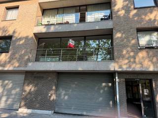 In het hartje van Brasschaat toch zeer rustig gelegen ruim appartement met 2/3 slaapkamers op het 1e verdiep. <br />Met een huurprijs van 1100€ p/m en een vaste kost van 75€ p/m<br /><br />Om u kandidaat te stellen als huurder, verzoeken we via onderstaande link in te loggen, druk op de rode knop "Bezoek aanvragen" en vul uw <br />huurprofiel zo volledig en correct mogelijk in. Dit kan enkel met een laptop of tablet.<br /><br />https://albert.immo/listing/7784014<br /><br />Indien dit niet werkt via de site immo Albert je bezoek aanvragen.<br />Extra ondersteuning<br />support@rentio. be is een live chat of telefonisch +32 15 102 001<br /><br />Je wordt dan uitgenodigd voor de 2 vaste bezoekmomenten. <br />Indien vragen contact opnemen via mail, niet telefonisch. <br />lieke@albert.immo<br />Bij Albert kom je thuis!<br /><br />Indeling<br />• Ruime inkomhal<br />- Parket<br />- Eventueel aanvulling van de leefruimte<br />• Toilet <br />- Handenwasser<br />- Houder<br />- Handdoekrek<br />• Bureau/ slaapkamer <br />- 9m2<br />• Slaapkamer 1<br />- 11m2<br />• Slaapkamer 2 <br />- 16m2 <br />• Badkamer <br />- Ligbad met douche handoekbeugel<br />- Dubbele wastafel<br />- 2 x handoekhanger<br />- 2 x spiegel<br />- Schabben<br />- Aansluiting wasmachine<br />• Leefruimte<br />- Parket<br />- Open haard <br />- 37m2<br />- Grote schuifraam met vliegenhorde<br />- Balkon van 3m2<br />- Schabben<br />- Tv-aansluiting<br />- Uitzicht op een groene omgeving<br />• Keuken<br />- Losstaand keramisch vuur met oven<br />- Dampkap<br />- Dubbele spoelbak<br />- Losstaande ijskast met vriezer<br />- Mogelijkheid tot aansluiten van een vaatwasser<br />- Ruimte om een tafel met stoelen te plaatsen.<br />• Berging<br />- Aansluitend aan de keuken<br /><br />Algemeenheden: <br />• Huurprijs 1100€ p/m + vaste kost 75 €<br />• Lift <br />• Parlofoon<br />• Openhaard<br />• Lichtarmatuur aanwezig<br />• Gemeenschappelijk berging beneden voor de afvalcontainers<br />• Rustig, toch zeer centraal gelegen winkels, scholen, autostrade en openbaar vervoer<br />• Totale bewoonbare oppervlakte van 133 m2<br />• Open haard<br />• Gemeenschappelijke delen worden 1 x per maand gepoetst door poetshulp