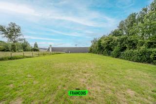 NIEUWE VOORWAARDEN!<br /><br />Uniek perceel bouwgrond van 1.500 m² (25m breed x 60m diep, aan 265€/m²) met in het verlengde een gelijklopend, aanpalende groenzone van 1.000 m² (25m breed x 40m diep aan 50€/m²) in residentiële omgeving, perfect rechthoekig. Gelegen op een uitstekende locatie schuin over villawijk Eikhofstraat en langs de verbindingsbaan Diksmuide-Ieper, biedt dit perceel tal van mogelijkheden (zoals vrije beroepen, dokters, advocaten, tandartsen, architecten, boekhouders, eveneens particulieren...).<br /><br />De aanpalende 1000 m² aan tuingrond kan bijgekocht worden voor €50.000.<br /><br />Voordelen van de locatie:<br /><br />1. Op 10km van de kust, 10km van de autosnelweg, en in vlotte verbinding naar de belangrijkste steden.<br /><br />2. Slechts 3 minuten met de auto naar het gezellige centrum van Diksmuide, met z'n grote Markt, talrijke horecazaken en winkels, openbaar vervoer, scholen en meerdere recreatieve activiteiten, sportbeoefeningen en ontspanning.<br /><br />3. Op 3km van het prachtige natuurreservaat de Blankaart, ideaal voor de natuurliefhebbers.<br /><br />4. Ook interessant als veilige belegging.