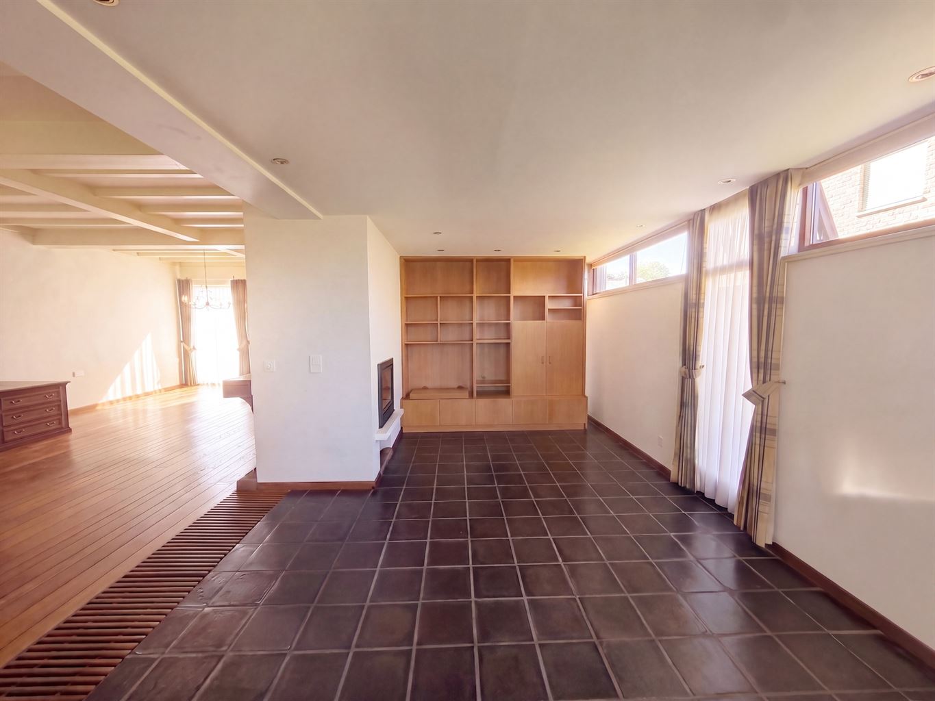 Vrijstaande splitlevelwoning met 3 (+1)slaapkamers, inpandige garage en carport, overdekt terras en omheinde tuin, gunstig gelegen nabij het centrum van Maaseik. - foto 5