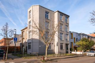  Opbrengsteigendom bestaande uit 4 appartementen allen bestaande uit inkomhal, badkamer met ligbad, lavabomeubel, toilet en voorziening...