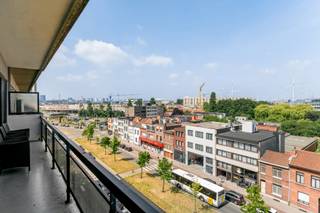 Wonen zonder zorgen? Dat kan in dit instapklaar appartement – ideaal gelegen op een strategische locatie waar men geniet van een vlotte verbinding...