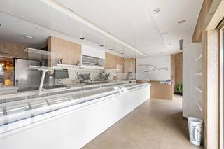 <p><strong>Unique opportunity to combine living and working in the heart of Sint-Eloois-Vijve!</strong></p>
<p>Ideally located commercial property (former butcher’s shop) with a spacious residence above, a garage with rear access, and situated close to the River Lys.</p>
<p><strong>Commercial area layout:</strong> the front of the property currently houses a fully equipped butcher’s shop with a stylish retail area. Several workshop and workspaces are connected to the commercial section. At the rear of the ground floor, you will find an additional kitchen, a lounge area, and various practical storage rooms.</p>
<p>The property offers significant potential for a wide range of commercial or professional activities.</p>
<p>In addition, the building features a spacious garage, side access to the inner garden, and ample parking facilities both at the front and rear of the property.</p>
<p><strong>Residential area layout:</strong> accessed through a separate entrance, the living quarters offer approximately 250 m² of living space. The residence comprises a spacious and bright living room, a fully equipped open-plan kitchen, 4 full-sized bedrooms, a stylish bathroom, and a magnificent sun terrace of more than 40 m² overlooking the River Lys.</p>
<p>Thanks to the separate entrance and individual electricity meters, the residence can easily be rented out independently.</p>
<p><strong>KEY FEATURES:</strong></p>
<ul>
<li>Unique combination of commercial premises and a spacious private residence</li>
<li>Excellent commercial location</li>
<li>Generous living area of approximately 250 m²</li>
<li>4 full-sized bedrooms</li>
<li>Large sun terrace of more than 40 m²</li>
<li>Separate access and utility meters for the commercial and residential sections</li>
<li>Garage, inner garden, and additional storage areas</li>
<li>Central heating on natural gas</li>
<li>Rainwater harvesting system (2 x 7,500 litres)</li>
<li>Pond with filtration system</li>
<li>High-quality finishes with custom-made cabinetry</li>
</ul>
<p><strong>In short, an exceptional opportunity for anyone looking to combine living and working in one unique property.</strong></p>
<p><strong>For more information or to arrange a viewing, please contact: charlotte@immobeguin.be</strong></p>