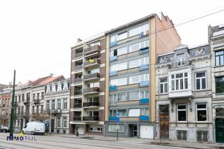 <p>Bienvenue dans cet appartement spacieux et chaleureux de deux chambres, situé au cinquième étage d’un immeuble bien entretenu de six étages. Dès votre entrée, vous ressentirez immédiatement une atmosphère agréable. Le hall d’entrée vous mène vers le vaste et lumineux séjour, où de grandes fenêtres laissent entrer une abondance de lumière naturelle et offrent une belle vue sur les environs. De là, vous avez accès à la terrasse – l’endroit idéal pour se détendre après une journée bien remplie.</p>
<p>La cuisine est aménagée de manière pratique et comprend tout le nécessaire pour cuisiner. Dans le hall de nuit, des armoires encastrées offrent un espace de rangement supplémentaire. Les deux chambres sont spacieuses, disposent également d’armoires intégrées et offrent une magnifique vue sur l’emblématique Atomium. La salle de bain est équipée d’une baignoire, et des toilettes séparées sont également disponibles.</p>
<p>Une place de parking extérieure est incluse dans le prix, tout comme une cave privative, pratique pour un espace de stockage supplémentaire.</p>
<p>L’emplacement est un véritable atout : à proximité du centre de Bruxelles et avec un accès facile au Ring. Dans les environs, vous trouverez des écoles, les transports en commun et de superbes sites tels que l’Atomium, le Palais Royal, les Serres Royales de Laeken et le parc Jan Sobieski.</p>
<p>Cet appartement allie espace, luminosité et confort à un emplacement idéal – un véritable chez-soi pour ceux qui recherchent un cadre de vie agréable, verdoyant et pourtant central.</p>
<p>Soyez rapide et contactez Guillaume au 0488/61.73.15 ou par e-mail à <strong>guillaume@immotijl.be<span></span></strong>.</p>