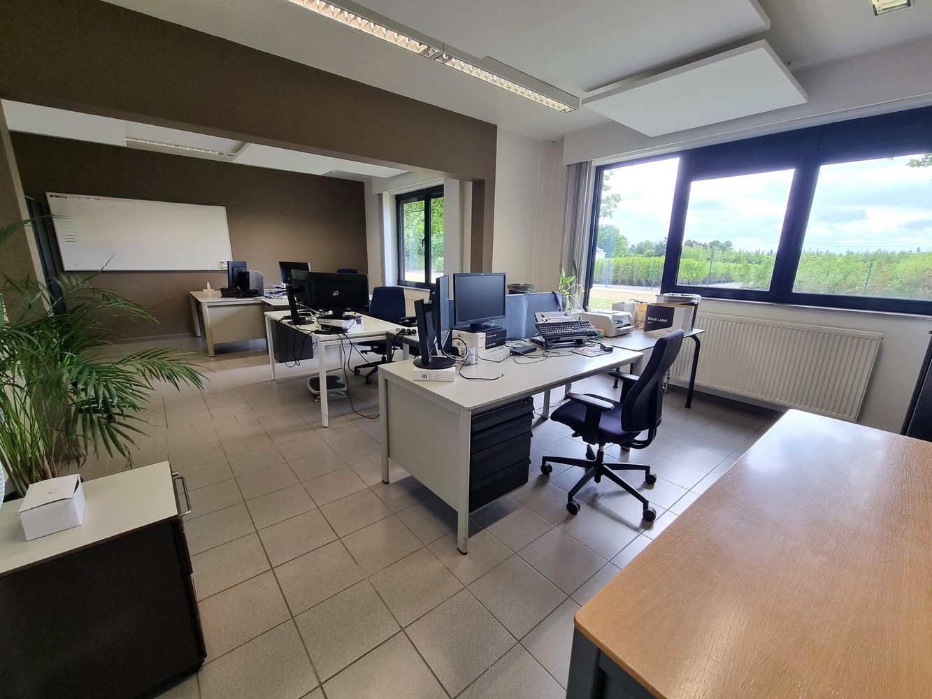 Kantoorgebouw met vergaderzalen en opleidingslokalen, bruto vloeropp 1146m² op een perceel van 44a48ca. - foto 4