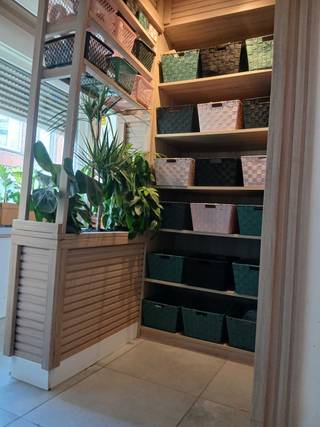 Op zoek naar een instapklare woning in een rustige buurt van Menen? Deze charmante gezinswoning combineert comfort, functionaliteit en een moderne afwerking.<br /><br />✨ Kenmerken:<br /><br />3 volwaardige slaapkamers – ideaal voor gezinnen of wie extra ruimte zoekt.<br /><br />Geïnstalleerde keuken – volledig uitgerust en praktisch ingedeeld.<br /><br />Nieuw tuinhuis – perfect voor hobby’s, opslag of een gezellige buitenruimte.<br /><br />Inkomhal met vestiaire en apart toilet <br /><br />Geïnstalleerde badkamer – voorzien van alle comfort.<br /><br />EPC-label C (216) – energiezuinige woning met gunstig verbruik.<br /><br />De woning biedt een gezellige leefruimte en een praktische indeling die inspeelt op de noden van een modern gezin. Dankzij het nieuwe tuinhuis en de verzorgde buitenruimte geniet je ook optimaal van het buitenleven.