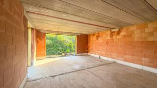 Moderne halfopen nieuwbouwwoning in ruwbouw – Singelstraat 69 in Heusden-Zolder!<br /><br />Moderne nieuwbouwwoning in ruwbouw met 3 slaapkamers, gelegen in een rustige en aangename omgeving in Berkenbos. Dankzij de gunstige ligging zijn winkels, scholen, belangrijke verbindingswegen en voorzieningen vlot bereikbaar.<br /><br />Deze stijlvolle halfopen bebouwing wordt opgetrokken in een lichte gevelsteen en combineert een strakke, moderne uitstraling met een praktische indeling en biedt de toekomstige eigenaar de mogelijkheid om de verdere afwerking volledig naar eigen smaak en wensen te bepalen.<br /><br />De woning beschikt over een bruto bewoonbare oppervlakte van 180 m² en is gelegen op een perceel van 4,22 are.<br /><br />Via de inkomhal komt men binnen in de woning, waar meteen de open en lichtrijke leefruimte tot zijn recht komt. De ruime zithoek en eetplaats sluiten mooi aan op de moderne keuken, waardoor een aangenaam en ruimtelijk geheel ontstaat. De grote raampartijen zorgen voor een overvloed aan natuurlijk licht en creëren een fijne verbinding met het terras en de achterliggende buitenruimte. Aansluitend aan de keuken bevindt zich een praktische berging, ideaal voor extra opslag en huishoudelijke voorzieningen. Verder is er op het gelijkvloers een apart toilet voorzien.<br /><br />Via de vaste trap bereikt men de eerste verdieping en bevinden zich 3 slaapkamers, waarvan één slaapkamer beschikt over een dressing, evenals een badkamer en een 2de toilet.<br /><br />De woning wordt als ruwbouw aangeboden en het perceel wordt vlak afgewerkt, zodat de toekomstige eigenaar meteen met de verdere aanleg en aanplanting kan starten.<br /><br />Ook buiten is er voldoende ruimte om volop van het wonen te genieten. Achteraan bevindt zich een ruim terras dat rechtstreeks aansluit op de leefruimte en toegang geeft tot de buitenruimte. De hedendaagse vormgeving met het strakke volume en het platte dak zorgt bovendien voor een moderne uitstraling.<br /><br />Pluspunten:<br />- Moderne en strakke architectuur;<br />- Rustige ligging in Berkenbos;<br />- 180 m² bruto bewoonbare oppervlakte;<br />- Grondopp. van 4,22 are;<br />- 3 slaapkamers, waarvan 1 met dressing;<br />- Ruime en aangename leefruimte;<br />- Regenwaterput ;<br />- Ideaal voor wie een moderne nieuwbouwwoning naar eigen smaak wil afwerken!<br /><br />Prijsindeling: <br />150.000 euro (grondwaarde) x 12% registratierechten = 18.000 euro <br />149.000 euro (constructiewaarde) x 21% btw = 31.290 euro<br />Totaalprijs excl. notariskosten = 348.290 euro<br /><br />Een interessante opportuniteit voor wie op zoek is naar een moderne halfopen nieuwbouwwoning in ruwbouw en de verdere afwerking volledig naar eigen wensen wil bepalen!<br /><br />Interesse? Voor een bezichtiging ter plaatse of meer info, bel ons op 078/78.78.70, of kom gerust binnen in ons kantoor — je bent steeds welkom!