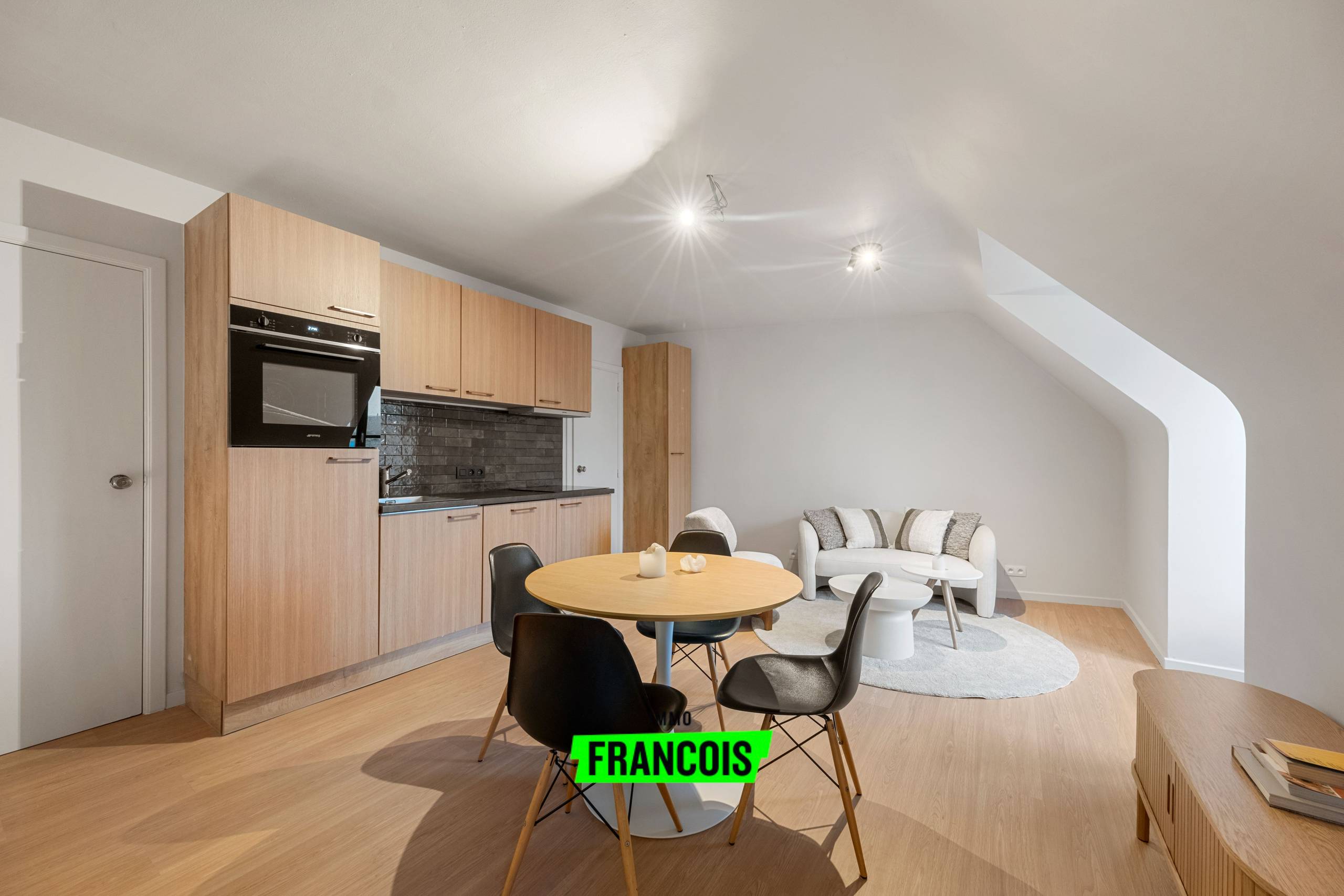 Prachtig gerenoveerde en gemeubileerde studio op toplocatie in Brugge - foto 2