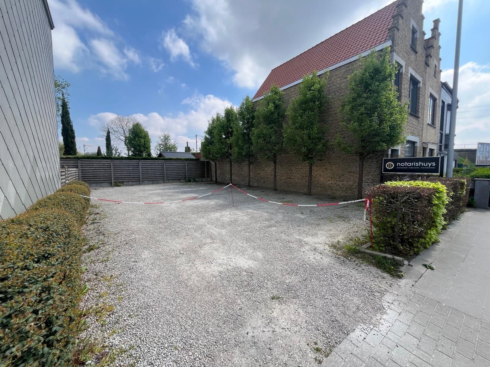 3 autostaanplaatsen in het centrum van Diksmuide te huur - foto 4