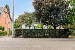 Op een boogscheut van de dorpskern van het gezellige Tielrode staat deze goed onderhouden en gerenoveerde open bebouwing, die rust en gezelligheid combineert met het comfort van een aangenaam dorpsleven. Dankzij de royale indeling en talrijke voorzieningen is dit de ideale gezinswoning.<br />De woning beschikt over een ruime, moderne keuken met kookeiland, volledig uitgerust met alle nodige toestellen, en sluit naadloos aan op de lichte en ruime leefruimte. In de schitterende aanbouw kan u volop genieten van de zon, met een directe toegang tot het terras waar een ingebouwde jacuzzi voor extra ontspanning zorgt.<br />Op de eerste verdieping bevinden zich drie ruime slaapkamers met dressing en een stijlvolle badkamer voorzien van zowel ligbad als inloopdouche. Verder beschikt de woning over een garage met elektrische poort, vier autostaanplaatsen, een praktische berging en een wasplaats.<br />Achteraan de woning wacht u een oase van rust en groen, die een echt vakantiegevoel oproept. Bovendien is er een aansluiting naar de dijk, waardoor u zich veilig en vlot te voet of met de fiets kan verplaatsen. Met goedkeuring van de gemeente bestaat er zelfs de mogelijkheid om een assistentiewoning bij te bouwen.<br />Kortom, deze eigendom biedt alles voor wie op zoek is naar ruimte, comfort en een prachtige ligging.
Uw ideale woning staat hier op u te wachten!<br /> Schrijf u vandaag nog in voor het bezoekmoment via onze website.