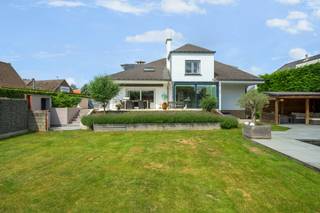 <p>Op een strategische locatie in Ninove, langs een belangrijke verbindingsweg, bevindt zich deze tijdloze villa die perfect inspeelt op de combinatie van wonen en werken. De eigendom beschikt over een kantoorruimte vooraan gelegen &amp; extra loods gedeelte achteraan het perceel, toegankelijk met vrachtwagens en professioneel materieel. Ideaal voor wie een vrij beroep of zelfstandige activiteit wil uitoefenen.<br /><br />Deze op te frissen villa is gezellig en lichtrijk, gebouwd met kwalitatieve materialen. Beschikt over een volledig uitgeruste keuken en grote eetplaats ideaal voor gezellige familiemomenten of het ontvangen van gasten. Op de bovenverdieping maar liefst 6 slaapkamers, een ruime nachthal en deels gerenoveerde badkamer. Bovendien is de villa volledig onderkelderd, wat zorgt voor extra opslag- of werkruimte.<br /><br />De buitenruimte &amp; loods zijn een echte meerwaarde. De nette tuin is aangelegd en voorzien van het nodige comfort, startende met een terras op niveau van de woning die overgaat naar gazon(lager gelegen) voorzien van een zwemvijver en een poolhouse. Achteraan het perceel nog een ontspanningsruimte en opslag loods (deel overdekt &amp; gesloten).<br /><br />Deze woning combineert wonen en werken op een praktische manier, waarbij beide functies perfect gescheiden kunnen worden gehouden. Ideaal voor wie op zoek is naar een pand dat mogelijkheden, ruimte en functionaliteit biedt.<br /><br />Voor meer info/bezoek: Contacteer Roxanne – 09 232 21 50- email roxanne@cornelis-partners.be</p>