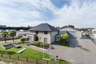 Bent u op zoek naar een luxueuze villa met opslag- of werkplaats? Zoek dan niet verder en plan snel je bezoek in via Dewaele.com.Dit eigendom...