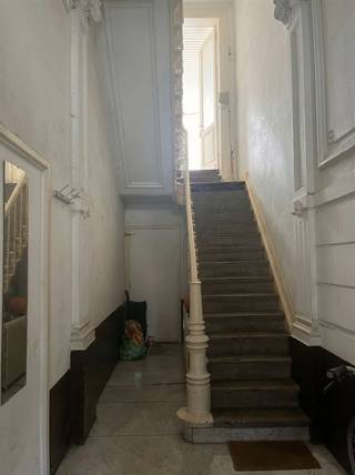 <p><span>Unieke Architectenwoning van bouwmeester Godfried van Halle op toplocatie in historisch hart van Antwerpen!</span></p><p><span>Indien u op zoek bent naar een investeringspand op een triple A locatie te Antwerpen met een stabiel rendement en fantastisch mooie voorgevel en interne structuren bent u hier aan het juiste adres. Het handelsgelijkvloers geeft toegang op een zeer ruime stadstuin van 120 m². Bovengelegen zijn er drie bouwlagen die gebruikt worden voor residentiële bewoning.</span></p><p><span>Het volledige gebouw is momenteel verhuurd aan Ladbrokes via één handelshuurovereenkomst, goed voor een maandelijkse huuropbrengst van ca. 5.700 euro. </span></p><p><span>Het gebouw biedt diverse herontwikkelingsmogelijkheden. Op basis van het volume en de indeling achten wij onder meer een invulling als kamerwoningen met circa 7 kamers mogelijk, evenals andere residentiële of gemengde herbestemmingen, steeds onder voorbehoud van het bekomen van de vereiste vergunningen. Een combinatie van eigen bewoning boven een handelsgelijkvloers die een groot deel van de investering draagt is natuurlijk een meer dan slimme investering in het midden van de stad, op een triple A locatie.</span></p><p><span>Bel Michael voor het inplannen van een afspraak: 0476/40.86.76</span></p><p><span> </span></p><p><span> </span></p>