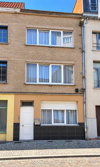 <p><span>Deze hoge, volumineuze woning, ligt in de binnenstad van Mechelen. De voordeur geeft uit op de Adegemstraat (zone 30), die werd heraangelegd met groen, zitbanken, ruimte voor fietsers en voetgangers, plus 71 tegeltuinen. De achterdeur geeft uit op de brede Koningin Astridlaan, waar u vlot met een bewonerskaart kunt parkeren. Dit asbestvrije huis werd het laatst gerenoveerd in de periode 2008-2009. De woning is reeds uitgerust met diverse energiezuinige voorzieningen, waaronder dakisolatie, een recente condensatieketel en ramen in witte PVC. De intieme living (elektrisch rolluik) met hoge plafonds aan de straatkant, is via een ruime hal verbonden met de grote eetkeuken. We spotten hier onder meer een gaskookplaat met 5 pitten en een dampkap. De naastgelegen bijkeuken/wasplaats geeft uit op de Koningin Astridlaan. Qua bergruimte beschikt u overigens ook over een kelder. Comfortabel aan dit huis is dat er op elk van de drie niveaus een toilet is voorzien. Voorts kunt u gelijkvloers douchen en treft u op de tweede verdieping onder dak een op te frissen badkamer met ligbad en lavabomeubel aan. Van de 3 zeer ruime kamers (laminaat), liggen er 2 op de eerste verdieping, waar er plaats is voor een dubbel bed, kleerkasten en een bureelhoek. Ook de derde kamer op de tweede verdieping heeft een volwaardig plafond, zonder schuine kanten. De bijkomende zolderruimte is zichtbaar geïsoleerd, maar niet vlot toegankelijk.</span></p>