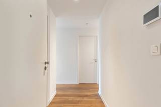 Op een uitstekende locatie aan het kanaal, recht tegenover Tour & Taxis, bevindt zich dit stijlvolle en recente appartement (bouwjaar 2018) op de...