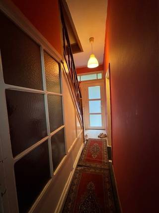 Deze woning is gelegen in een charmante woonwijk, nabij het centrum van Sint-Niklaas!! Winkels, openbaar vervoer, scholen, ... bevinden zich op een boogscheut!! De woning heeft een voortuin, royale achtertuin en GARAGE!! Indeling; inkomhal, woon-en eetkamer, keuken, badkamer met douche, afzonderlijke toilet met berging voor aansluiting was-en droogmachine, mooi terras en grote tuin. Eerste verdieping; 2 ruime slaapkamers. Tweede verdieping; ruime slaapkamer.  Oppervlakte: 240m². Kadastraal inkomen: 444 euro (woning) en 56 euro (garage). Voor meer informatie of vrijblijvend plaatsbezoek 0488/60.05.07