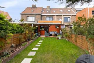Charmante gezinswoning van 126m² en 3 slaapkamers op TOPlocatie te Luchtbal! Bij het betreden van de woning komt u binnen in een ruime inkomhal...