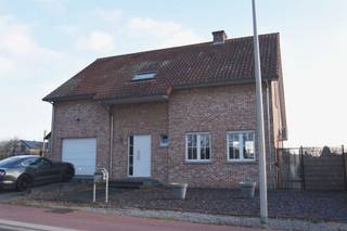 <h2><span>Instapklare &amp; Vrijstaande Droomwoning | Ruimte, Flexibiliteit en 4+ Slaapkamers en E-peil B!</span></h2><h2><span>Unieke Eigenschappen</span></h2><p><span>Zoekt u een vrijstaande, uitzonderlijk ruime woning op een onderhoudsvriendelijk perceel? Deze prachtige residentie is zowel perfect voor grote gezinnen die uitbreiding zoeken, als voor vrijberoepers die wonen en werken willen combineren. Kortom, deze woning is ideaal voor iedereen die een vrijstaande woning met een ruime bewoonbare oppervlakte zoekt met tal van mogelijkheden.</span></p><h3><span>Troeven op een Rij;</span></h3><ul><li><span>Uitzonderlijke Ruimte: Geniet van een zeer ruime bewoonbare oppervlakte, vier ruime slaapkamers, een volledige onderkeldering en een uitbreidbare zolder (ideaal voor extra kamers).</span></li><li><span>Wonen én Werken: De woning is ideaal om een praktijk of kantoor aan huis te starten, dankzij de mogelijkheid tot een praktijkruimte met aparte toegang vanuit de inkomhal, wat de privacy van het woongedeelte waarborgt.</span></li><li><span>Instapklaar door Renovatie (2016): Alles is op punt gebracht: nieuwe vloeren, twee vernieuwde badkamers, airco in 3 slaapkamers, nieuwe goten/dakoversteek en boiler.</span></li><li><span>Zonovergoten Terras: Het sfeervolle, overdekte en zuidgeoriënteerde terras maakt het buitenleven compleet in alle seizoenen.</span></li></ul><h3><span>Mis deze Kans niet!</span></h3><p><span>Deze instapklare woning biedt maximale flexibiliteit en comfort voor iedereen die op zoek is naar ruimte en mogelijkheden. Wees er als eerste bij en bel voor een bezichtiging 011/220.750.</span></p>