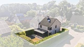 <p><strong>Moderne halfopen bebouwing in een rustige doodlopende straat in Everberg.</strong><br /><br />Deze verzorgde woning uit 2001 combineert comfortabel wonen met energiezuinige technieken en een groene, residentiële ligging. Dankzij het EPC A, de zonnepanelen met 10 kWh batterijsysteem, conforme elektriciteit en waterverzachter geniet je hier van een toekomstgerichte woning met lage energiekosten. Het geïntegreerde domoticasysteem zorgt voor een slimme bediening van de verlichting en radiatoren, wat extra comfort biedt in het dagelijkse leven. De woning bevindt zich in een bosrijke en landelijke omgeving, vlak bij scholen, openbaar vervoer en belangrijke invalswegen. De aangename tuin van 300 m² maakt het geheel compleet.<br /><br /><u><strong>Belangrijkste ruimtes:</strong></u><br />• Inkomhal van 10 m² met vlotte toegang tot de leefruimtes<br />• Woonkamer van 28 m² met aangename lichtinval<br />• Keuken van 14 m² met praktische indeling<br />• Berging van 6 m² voor extra opslagruimte<br />• Garage van 21 m² en bijkomende parkeerplaats<br />• Badkamer van 8 m²<br />• Vier slaapkamers van 25 m², 16 m², 13 m² en 11 m²<br />• Tuin van 300 m² in een rustige en groene omgeving<br /><br /><u><strong>Troeven:</strong></u><br />• EPC A met zonnepanelen, 10 kWh batterij, conforme elektriciteit en waterverzachter<br />• Domoticasysteem voor verlichting en radiatoren<br />• Gelegen in een rustige doodlopende straat nabij scholen en openbaar vervoer<br /><br />Meer informatie of een bezoek met Nicolas Geeraerts? Contacteer ons via +3223351115<br />JOUW DROOMHUIS. ZO GEVONDEN!</p>