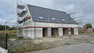<strong>Hedendaags & Energiezuinig wonen met Groen uitzicht!<br /><br />DEZE WONINGEN KOMEN IN AANMERKING VOOR HET 6% BTW-TARIEF!</strong><br /><br />Percelen tussen de <strong>375 m<sup>2</sup> en 532 m<sup>2</sup> </strong>met een bewoonbaar oppervlak tussen de <strong>179 m<sup>2</sup> en 186 m<sup>2</sup></strong>.<br />Goede locatie nabij de autosnelweg en alle voorzieningen.<br />Maak vrijblijvend een afspraak op kantoor!<br /><br />De loten 3 en 4 bestaan uit 2 volwaardige bouwlagen met plat dak, uitgerust met garage en 4 slaapkamers.<br />De loten 1, 2, 5 en 6 bestaan uit twee bouwlagen met hellend dak en zijn eveneens voorzien van garage en <strong>4 slaapkamers.</strong> Hier kan desgewenst mits meerkost een <strong>vaste trap naar de zolder </strong>worden voorzien voor het inrichten van extra kamer(s).<br /><strong>Zonnepanelen en warmtepomp</strong> zijn inbegrepen in de prijs.<br />Zonder zorgen uitkijken naar je <strong>NIEUWE THUIS.</strong><br /><br /><strong>Zonnige tuin Zuid-West</strong> met prachtige uitzichten.<br /><br />Badkamer is uitgerust met dubbele lavabo, douche of ligbad.<br />Alle loten zijn op het verdiep voorzien van een apart toilet en berging. <br /><br /><u><strong>Indeling:</strong></u>
<ul>
<li>Inkom met gastentoilet;</li>
<li>Leefruimte met open keuken met zicht op de tuin;</li>
<li>Garage/berging;</li>
<li>Nachthal;</li>
<li>Apart toilet;</li>
<li><u><strong>4 slaapkamers;</strong></u></li>
<li>Badkamer met dubbele lavabo, douche of ligbad;</li>
<li>Berging/dressing;</li>
</ul>
<strong><u>Extra:</u></strong>
<ul>
<li>Nog in te richten zolder ( meerprijs)</li>
</ul>
<br /><u><strong>Troeven:</strong></u>
<ul>
<li>Regenwaterput 5000 liter;</li>
<li><strong>Vloerverwarming</strong>;</li>
<li>Warmtepomp;</li>
<li>Zonnepanelen;</li>
<li>Ventilatiesysteem D.</li>
</ul>
<br /><strong>De woningen worden afgewerkt conform het lastenboek, u heeft als koper veel inspraak bij afwerking.</strong>