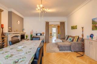 Dit appartement is uitstekend gelegen op <strong>wandelafstand van het centrum van Sint-Niklaas.</strong> Je vindt er tal van winkels, gezellige horecazaken en openbaar vervoer. Bovendien bevindt het stadspark zich vlakbij, ideaal om even te ontsnappen aan de drukte en te genieten van de groene omgeving.<br /><br />Het appartement beschikt over een ruime inkomhal die toegang geeft tot alle vertrekken. De lichtrijke woonkamer bevindt zich aan de straatzijde en beschikt over een mooie houten vloer in visgraatmotief. De keuken geeft rechtstreeks toegang tot het <strong>ruime terras </strong>achteraan, een fijne extra troef van het appartement.<br />Verder zijn er <strong>twee slaapkamers</strong>, beide voorzien van rolluiken. De badkamer beschikt over een douche, lavabo en toilet. Daarnaast is er een apart gastentoilet en een praktische berging aanwezig.<br /><br />Het appartement is <strong>onmiddellijk beschikbaar </strong>en dit voor <strong>een huurprijs van € 850/maand + provisie onkosten € 150/maand </strong>(verwarming en warm water).<br /><em>Koud water en elektriciteit zijn individueel en worden afgerekend via eigen tellers.</em><br /><br />Voor het plannen van een bezoek kan je bellen naar 03/502.98.74 of <strong>mailen naar cvg@claves.be.</strong>