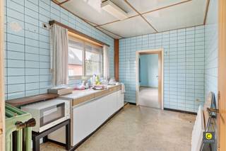 This to be renovated 2 bedroom apartment (approx. 111m²) with a spacious garage box and a storage room is located within walking distance of...