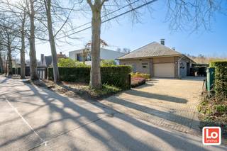 IN OPTIE! De woning bevat op het gelijkvloers een inkomhal met gastentoilet, een ruime en lichtrijke leefruimte met aansluitend een...