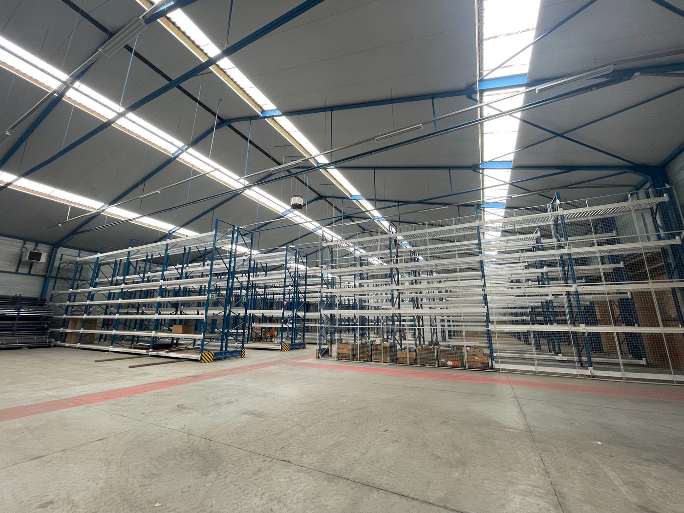 2.124 m² bedrijfsgebouw te huur net NAAST E40 - foto 4