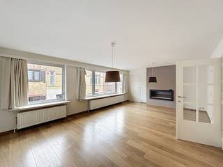 Appartement prêt à emménager avec deux chambres dans un emplacement idéal à la périphérie de Gand.Découvrez ce charmant appartement, situé dans un emplacement idéal qui allie les avantages de la ville et la tranquillité de la périphérie. Le quartier garantit un accès facile et toutes les nécessités quotidiennes sont accessibles à pied.L'une des grandes caractéristiques de cet appartement est sa terrasse confortable, où vous pourrez profiter de la paix et de la tranquillité.Aménagement de l'appartement.Salon spacieux - cuisine confortable - deux chambres - salle de bain - toilettes - terrasse confortableUn box de garage (situé derrière le bâtiment) peut être loué pour 100,00 EURDisponible immédiatement !