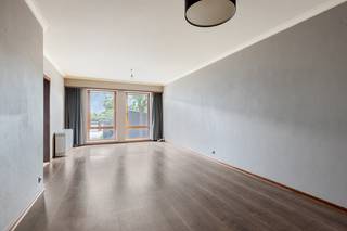 Dit leuk appartement biedt een praktische indeling en een comfortabele woonomgeving.<br />Centraal gelegen in Burcht, vlakbij invalswegen.<br /><br />Het appartement beschikt over een lichtrijke leefruimte met aansluitend een ingerichte en zeer goed onderhouden keuken.<br />Het appartement telt twee slaapkamers achteraan en beschikt daarnaast over een terras.<br />Verder is er een apart toilet, een badkamer met lavabomeubel en ligbad en een praktische berging/wasplaats.<br />Als extra troef is er ook een autostaanplaats aanwezig.<br /><br />Houten ramen met dubbel glas en verwarming op elektriciteit.<br />Gelegen in een gebouw zonder lift, wat bijdraagt aan lage gemeenschappelijke kosten.<br /><br />Een goed onderhouden appartement voor eigen bewoning of als investering.<br />Plan zeker een bezoek in via 03/775.78.79<br />Ben je ook van plan jouw eigendom te verkopen? Maak een afspraak voor een gratis schatting, wij maken er samen een succesverhaal van.