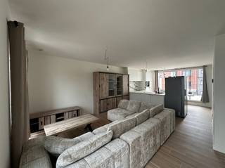 <p><span>Ruim en lichtrijk duplex appartement met 2 slaapkamers in Lier</span></p><p><span>Dit moderne duplex appartement maakt deel uit van een kleinschalig nieuwbouwproject en combineert ruimte, licht en comfort op een doordachte manier.</span></p><p><span>De leefruimte met open keuken bevindt zich op het eerste niveau en geniet van veel natuurlijk licht dankzij de grote raampartijen. Aansluitend is er een aangename buitenruimte die zorgt voor extra wooncomfort.</span></p><p><span>Op het tweede niveau bevinden zich </span><span>2 volwaardige slaapkamers</span><span>, ideaal voor koppels, een klein gezin of wie extra ruimte wenst voor een bureau of hobbykamer. Verder is er een praktische badkamer en voldoende bergruimte voorzien.</span></p><p><span>Dankzij de duplexindeling geniet u van een duidelijke scheiding tussen leef- en slaapgedeelte, wat bijdraagt aan rust en privacy.</span></p><p><span>Gelegen in Lier met een goede bereikbaarheid en in de nabijheid van winkels, scholen en belangrijke verbindingswegen.</span></p><p><span>Kortom: een comfortabel en modern appartement met een huiselijk gevoel, verdeeld over twee niveaus.</span></p>