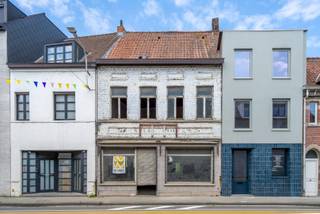 Aan de Doorniksesteenweg in Avelgem vindt u dit gebouw dat gestript werd en klaar is voor heropbouw. Er was een vergunning voor één handelsruimte...