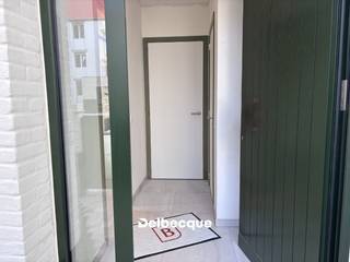 Lichtrijke en energiezuinige nieuwbouwwoning in het prachtige project Boevrie, uitstekend gelegen op wandelafstand van het centrum en het station. De woning combineert een moderne afwerking met veel ruimte, comfort en een rustige ligging aan een groen binnenplein.<br /><br /> Bij het binnenkomen beschikt de woning over een inkomhal met gastentoilet en een praktische berging. De lichtrijke leefruimte sluit naadloos aan op de open, volledig ingerichte keuken. Dankzij de grote raampartijen geniet u hier van een aangename hoeveelheid natuurlijk licht en een mooi zicht op het terras en de tuin. In de leefruimte en keuken is bovendien een moderne rail met verlichting voorzien.<br /><br /> Op de eerste verdieping bevinden zich twee slaapkamers, een badkamer met dubbel lavabomeubel, toilet en ruime inloopdouche, evenals een praktische berging met aansluitingen voor wasmachine en droogkast.<br /><br /> De tweede verdieping biedt een bijzonder ruime derde slaapkamer van maar liefst 27 m², aangevuld met een aparte berging. Deze verdieping vormt een mooie, veelzijdige ruimte met tal van mogelijkheden.<br /><br /> De woning wordt volledig geschilderd en is bijgevolg instapklaar. De vele raampartijen zorgen doorheen de hele woning voor een bijzonder aangename lichtinval. De rustige ligging aan het groene binnenplein biedt bovendien een aangename woonomgeving, terwijl het centrum en het station op wandelafstand bereikbaar zijn.<br /><br /> Een bijkomende troef is de ondergrondse autostaanplaats, voorzien van een laadpaal.<br /><br /> EPB in opmaak.<br />.