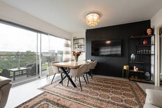 <p>Dit appartement in de Edmond de Coussemakerstraat combineert het rustige karakter van Linkeroever met een uitstekende bereikbaarheid naar het centrum van Antwerpen en de rest van de stad. Dankzij de ligging op de 4de verdieping geniet je van extra privacy, een open uitzicht en een aangename natuurlijke lichtinval in de leefruimtes. Winkels, openbaar vervoer en dagelijkse voorzieningen bevinden zich in de directe omgeving, waaronder de handelszone aan de Edmond de Coussemakerstraat en de Blancefloerlaan. De praktische indeling met drie slaapkamers maakt dit appartement geschikt voor gezinnen, koppels of wie extra ruimte zoekt.</p>
<p>Belangrijkste ruimtes:<br />• Ruime woonkamer (29 m²) met veel lichtinval<br />• Keuken (10 m²) uitgerust met vaatwasser, koelkast, gaskookplaat en elektrische oven<br />• Slaapkamer (14 m²)<br />• Slaapkamer (10 m²)<br />• Slaapkamer (9 m²)<br />• Badkamer (5 m²) met ligbad<br />• Apart toilet met handenwasser<br />• Inkomhal (10 m²)</p>
<p>Troeven:<br />• Rustige ligging op Linkeroever met vlotte verbinding naar Antwerpen<br />• Nabij winkels, openbaar vervoer en dagelijkse voorzieningen<br />• Gelegen op de 4de verdieping met extra privacy en open uitzicht</p>
<p>Neem vandaag nog contact op voor meer informatie of een bezoek. JOUW DROOMAPPARTEMENT. ZO GEVONDEN!</p>
