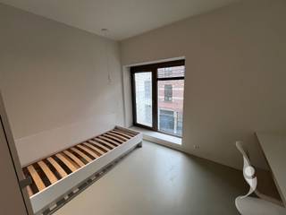 <p><span>*</span><span> Bezoek aan te vragen via student@immolivit.be </span></p><p><span>** Alleen voor studenten - 2de semester. Beschikbaar vanaf 14/02/2026.</span></p><p><span> </span></p><p><span>Project Archive 0.2 bevindt zich aan de Mechelsestraat 165, een historische en charmante straat in het hart van Leuven, vlakbij het bruisende stadscentrum en op wandelafstand van de universiteitscampussen. Deze locatie combineert de sfeer van het oude Leuven met de dynamiek van het studentenleven.</span></p><p><span> </span></p><p><span>Dankzij de centrale ligging is Archive 0.2 vlot bereikbaar met de fiets, te voet en via het openbaar vervoer. In de directe omgeving vind je tal van gezellige eet- en studeerplekjes. Het project biedt moderne en comfortabele studentenkamers, perfect afgestemd op de noden van studenten die op zoek zijn naar rust, comfort en een inspirerende woonomgeving in Leuven.</span></p><p><span> </span></p><p><span>Deze kamer is gelegen aan de voorkant van residentie Archive 0.2. op de tweede verdieping en beschikt over een eigen badkamer met wastafel, douche, en toilet. Daarnaast is er ook een ingebouwde koelkast.  Voor het kookplezier kan er gebruik gemaakt worden van de gemeenschappelijke keuken met eigen keukenlocker en tevens is er ook een gemeenschappelijke ontspanningsruimte. Via de gemeenschappelijke ruimtes heb je ook toegang tot de gemeenschappelijke tuin.</span></p><p><span> </span></p><p><span>Voor deze kamer bedraagt de maandelijkse huurprijs €720 exclusief de forfait voor nutsvoorzieningen van €80/maand.</span></p><p><span> </span></p>