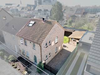 <strong><span>Rustig gelegen, energiezuinige HOB met 4 SLPK én tuin!</span></strong><br /><br />Bent u op zoek naar een <strong>ruime, comfortabele én energiezuinige woning</strong> in een <strong>rustige buurt?</strong> Dan is deze <strong>charmante gezinswoning</strong> gelegen in <strong>Fatimawijk 20 te Gijzegem</strong> zeker een bezoek waard.<br /><br />Bij het betreden van de woning komt u, via <strong>een aparte inkomhal met gastentoilet</strong>, terecht in de <strong>open keuken </strong>die in directe verbinding met de <strong>lichtrijke leefruimte</strong> staat. Dit zorgt voor <strong>een ruim en gezellig gevoel</strong>. Deze indeling maakt het bijzonder aangenaam om te koken terwijl u in contact blijft met familie of gasten.<br /><br />De woning beschikt over <strong>vier volwaardige slaapkamers</strong>, waardoor ze ideaal is voor een gezin. Daarnaast kan één van de kamers perfect <strong>ingericht worden als bureau, dressing of hobbyruimte</strong>.<br /><br /><strong>De badkamer</strong> is praktisch en volledig <strong>uitgerust met</strong> een <strong>ligbad</strong>, een aparte <strong>douche</strong>, een <strong>toilet</strong> en een <strong>dubbele lavabo</strong>.<br /><br />Ook buiten is het aangenaam vertoeven. De <strong>gezellige tuin</strong> vormt een ideale plek om te <strong>ontspannen</strong>, te genieten van zonnige dagen of gezellige momenten met familie en vrienden. Kinderen kunnen er veilig spelen terwijl u geniet van <strong>rust en privacy.</strong><br /><br />Een extra troef van deze woning is haar <strong>energiezuinig</strong> karakter met een <strong>EPC-score B</strong>. Dit zorgt niet alleen voor een <strong>lagere energiefactuur</strong>, maar maakt de woning ook <strong>toekomstgericht en comfortabel</strong> om in te wonen.<br /><br />De woning is gelegen in een <strong>rustige en kindvriendelijke woonwijk</strong>, met een <strong>vlotte verbinding</strong> naar het centrum van <strong>Aalst </strong>en omliggende gemeenten. <strong>Winkels, scholen en andere voorzieningen</strong> bevinden zich bovendien <strong>op korte afstand.</strong><br /><br /><span><strong>Troeven van deze woning:</strong></span><br /><strong>-4 ruime slaapkamers</strong><br /><strong>-Open keuken verbonden met de leefruimte</strong><br /><strong>-Volledig uitgeruste badkamer</strong><br /><strong>-Gezellige tuin</strong><br /><strong>-Energiezuinig (EPC B)</strong><br /><strong>-Rustige en aangename woonwijk</strong><br /><strong>-Vlotte verbinding naar Aalst en omliggende voorzieningen</strong><br /><br />Bent u op zoek naar een <strong>woning</strong> waar <strong>ruimte, comfort en energiezuinig wonen</strong> samenkomen? Dan is dit pand zeker een bezoek waard<br />Voor meer info en/of een bezoek, neem contact met uw vastgoedkantoor KURTIMMO via 0476/076993 OF info@kurtimmo.be!