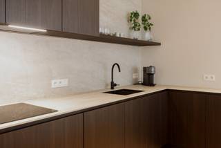 Het prachtige modelappartement in residentie Chardonnay staat nu te koop, gelegen vlakbij het centrum van Waregem.<br />Droomt u van een energiezuinig appartement dat tot in de puntjes is afgewerkt? Dan is dit prachtige modelappartement in residentie Chardonnay zeker een bezoek waard.<br /><br />Troeven van dit appartement:<br />- bewoonbare oppervlakte van 84 m²<br />- aangelegde tuin afgescheiden met groene hagen en een houten afsluiting met poort <br />- ruim zonneterras van 30 m²<br />- volledig afgewerkt met hoogwaardige materialen, inclusief schilderwerken!<br />- energiezuinig comfort dankzij vloerverwarming, warmtepomp, zonnepanelen<br />- mogelijkheid tot bijkopen van bovengrondse garagebox voorzien van geautomatiseerde sectionaalpoort (30.000 euro excl. btw)<br /><br />Dit instapklare appartement combineert hedendaags wooncomfort met een uitstekende ligging nabij het centrum van Waregem.<br />Interesse in een bezoek of meer informatie? Neem dan nu contact op via Ben@eribo.be of 0488/94.26.43.