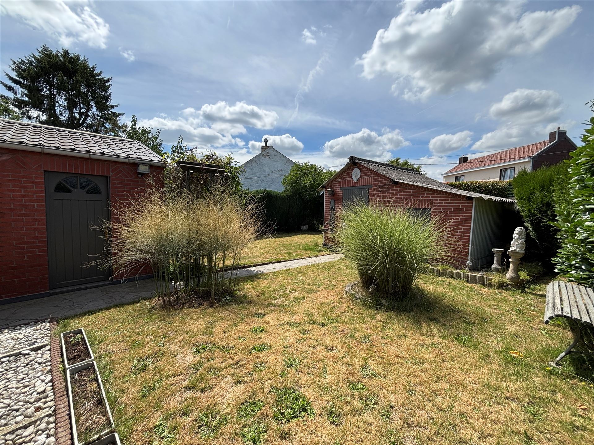 SOUS OPTION Jolie maison 3 façades avec jardin arrière et grand garage - photo 4