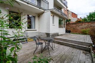 Bent u op zoek naar een comfortabel appartement met drie slaapkamers en tuin in het centrum van Leuven?<br /><br />Het appartement bevindt zich op de gelijkvloerse verdieping en omvat 3 volwaardige slaapkamers, een lichtvolle leefruimte, een volledig geïnstalleerde keuken met voldoende werkplaats en een prachtige tuin met terras. De badkamer bestaat uit een inloopdouche, een dubbele lavabomeubel met spiegelkast en een toilet. Tenslotte is er nog een berging met aansluiting voor een wasmachine en een ruime kelderberging.<br /><br />Het appartement beschikt over een gunstige energiescore ( EPC B ), is zeer goed onderhouden en is uitgerust met ingebouwde kasten, gordijnrails en lichtarmaturen.<br /><br />Het appartement is beschikbaar vanaf 1/12/2025 als hoofdverblijfplaats. De huurprijs bedraag 1375 EUR + 200 EUR kosten (provisie verwarming en water + onderhoud en verbruik gemeenschap)<br /><br />Lijkt dit comfortabele uitstekend gelegen appartement echt iets voor jou? Aarzel dan niet en plan een bezoek via onze online agenda.<br />Voor vragen zijn wij telefonisch bereikbaar op weekdagen tussen 10u en 13u, behalve op woensdagen.