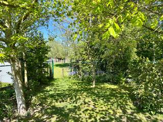 Ruime gezinswoning met 4 slpks en bos te koop in Maldegem<br /><br />Moderne open bebouwing met boszicht<br /><br />Deze lichtrijke open bebouwing in Maldegem is een echte groene parel en staat te koop. Met een bewoonbare oppervlakte van 150 m² en een perceel van 934 m² biedt deze woning volop ruimte voor jou en je gezin. De woning is goed onderhouden en beschikt over 10 zonnepanelen, wat bijdraagt aan een duurzame leefomgeving. Je vindt hier 4 slaapkamers en één badkamer, verdeeld over drie verdiepingen, wat zorgt voor een praktische indeling. Daarnaast is er een apart bureau, ideaal voor thuiswerk.<br /><br />Deze gezellige gezinswoning ligt in een rustige buurt en is ideaal gelegen dicht bij openbaar vervoer, scholen en veel winkels. Ze is goed onderhouden en heeft een voordelige EPC C. De centrale verwarming kreeg in april een nagelnieuwe zuinige condensatieketel en de gevel werd in 2022 gereinigd en volledig met spuitkurk bekleed. Overal zijn rolluiken voorzien, ook op de 2 grote dakvensters.<br /><br />De woning beschikt over bijzonder veel bergruimte, waaronder een zolder, kelder, grote klusruimte, fietsenstalling, tuinberging en een ruime garage.<br /><br />Buiten geniet je van een grote en mooie tuin, perfect om tot rust te komen. Achteraan de woning grenst deze tuin direct aan een bos, wat een unieke en rustgevende sfeer creëert. Het aangrenzende bosje vormt bovendien een waar speelparadijs voor kinderen. Voor je wagen is er een garage beschikbaar, en er is ook voldoende parkeergelegenheid op eigen terrein.<br /><br />Groen en bereikbaar wonen in Maldegem<br /><br />Je woont hier in een groene en rustige omgeving in Maldegem, waar alle voorzieningen binnen handbereik liggen. Voor je dagelijkse boodschappen ben je slechts 1 km verwijderd van winkels. Het stadscentrum van Maldegem ligt op 4 km afstand, en er is een bushalte op 650 m, wat zorgt voor een vlotte verbinding.<br />Indeling<br />Bekijk de indeling en download alle documenten voor deze te koop aangeboden woning in Maldegem via www.kleyo.be/te-koop.<br /><br />