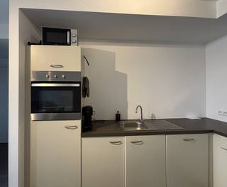 <p>Op zoek naar een comfortabel en energiezuinig appartement op een topligging? Dit instapklare appartement met 2 slaapkamers op Linkeroever combineert modern wooncomfort met een uitstekende bereikbaarheid.<br /><br />De lichtrijke leefruimte sluit naadloos aan op de open, volledig ingerichte keuken, voorzien van een vitrokeramische kookplaat, dampkap, oven, vaatwasser en koelkast.<br /><br />Vanuit de leefruimte heb je rechtstreeks toegang tot het <strong>zuidwestgerichte terras</strong>, ideaal om heerlijk te genieten van de namiddag- en avondzon.<br /><br />Het appartement beschikt over <strong>twee slaapkamers</strong>: één ruime tweepersoonskamer en een éénpersoonskamer die ook perfect dienst kan doen als bureau of hobbyruimte.<br /><br />Verder is er een moderne badkamer met douche en lavabomeubel, een apart toilet en een praktische berging/wasplaats naast de keuken.<br /><br />Via de lift of trap heb je vanuit het gebouw rechtstreeks toegang tot de <strong>ondergrondse autostaanplaats</strong>, fietsenberging en ruime kelderberging.<br /><br />De gemeenschappelijke kosten bedragen €70 per maand, inclusief het onderhoud en de elektriciteit van de gemeenschappelijke delen en het gebruik van de lift.<br /><br />Ook qua ligging zit je hier helemaal goed: met tram en bus vlakbij, winkels in de buurt en het centrum van Antwerpen op slechts 5 minuten. </p>

<p><br />Praktische informatie:</p>

<ul>
	<li>Beschikbaar vanaf 1/10/2026</li>
	<li>Gemeenschappelijke kosten per maand: €70,-</li>
	<li>Huurwaarborg: 3 maanden huur (€2.625,-)</li>
	<li>Combi ingaande + uitgaande plaatsbeschrijving: € 285,- incl. 21% BTW (per partij)</li>
</ul>

<p><br />Wens je een afspraak om dit appartement te bezichtigen? Bel ons op 03/775.78.79.<br /><br />Neem voor ons volledig huuraanbod een kijkje op http://www.immoselekt.be<br /> </p>