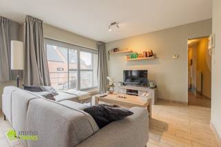 <p><span>Modern en rustig gelegen appartement te Lebbeke </span></p><p><span> </span></p><p><span>Dit appartement maakt deel uit van residentie </span><span>"'T Zwaantjen" </span><span>(lift aanwezig) dat</span><span> </span><span>gelegen is in de rustige omgeving van Lebbeke en bevindt zich nabij belangrijke invalswegen, openbaar vervoer, verschillende handelszaken, scholen en het centrum van Dendermonde. </span></p><p><span>Het appartement werd gebouwd in het jaar </span><span>2011 </span><span>en heeft een bruikbare vloeroppervlakte van</span><span> 75m². </span><span>De woning biedt een comfortabele leefruimte en is ideaal voor gezinnen die opzoek zijn naar een aangename woonomgeving. </span></p><p><span> </span></p><p><span>Als indeling:</span><span> </span><span>op de </span><span>eerste verdieping</span><span> bevindt zich een ruime inkomhal die toegang biedt tot de 2 slaapkamers, het apart toilet, de badkamer met ligbad en douche en de lichtrijke leefruimte. Aansluitend aan de leefruimte bevindt zich de uitgeruste open keuken en het gezellige, zuidoost-gerichte terras. </span></p><p><span> </span></p><p><span>Verder is er nog een verplicht aan te kopen garage (30.000,00 EUR) die de mogelijkheid biedt om uw wagen binnen te zetten en kan dienen als extra opslagruimte. </span></p><p><span> </span></p><p><span>De verwarming is voorzien via CV op aardgas met een condensatie ketel | elektriciteit volledig </span><span>CONFORM</span><span> volgens het </span><span>AREI </span><span>| ramen in alu met dubbel </span><span>HR-glas</span><span> |</span><span> </span><span>deze woning heeft een mooie energiewaarde van </span><span>137 kwh/m² </span><span>en een </span><span>LABEL B </span><span>waardoor u kan genieten van een laag energieverbruik en ook </span><span>GEEN renovatieplicht</span><span> hebt in deze woning | de woning is ook </span><span>asbestveilig </span><span>| maandelijkse algemene kost van </span><span>90 EUR</span></p><p><span> </span></p><p><span>Aankoop reeds mogelijk met 2 % registratierechten voor eigen bewoning of wie opzoek is naar een opbrengst eigendom met een netto huur </span><span>rendement van 4,2%. </span><span>(mogelijke huurwaarde van 800,00 euro per maand)</span></p><p><span> </span></p><p><span> </span></p><p><span>Voor meer info of een bezoek: </span><span><span>info@immotwins.be</span></span><span> - 052/55.55.55.</span></p>
