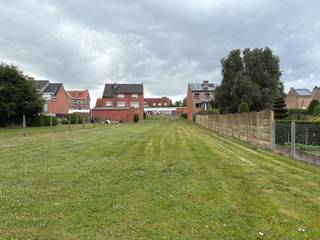 PERCEEL BOUWGROND MET EEN OPPERVLAKTE VAN MAAR LIEFST 11A 54CA VOOR EEN GESLOTEN BEBOUWING, PERCEELBREEDTE (EN DUS OOK BOUWBREEDTE!!) VAN 13 METER...