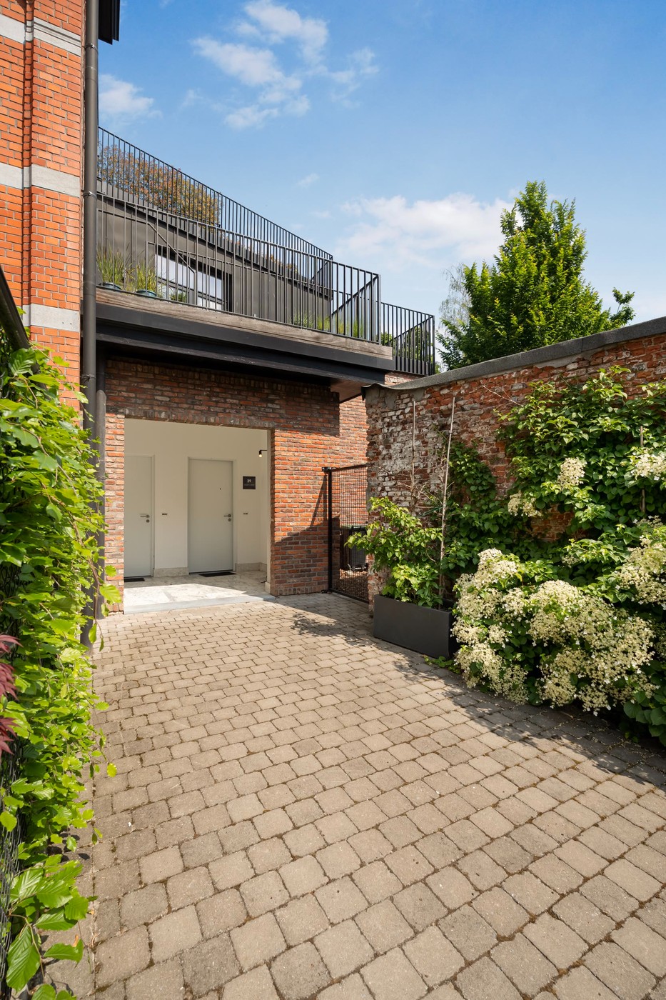 Authentiek gelijkvloers appartement 132m² met tuin in kasteelvilla te Burcht! - foto 4