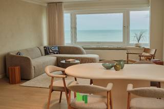 Dit volledig gerenoveerde appartement van 92 m² geniet een topligging op wandelafstand van het Silt en combineert verfijnd wooncomfort met hoogwaardige materialen en uitstekende energieprestaties (EPC-label A).<br /><br />De royale, lichtrijke leefruimte is afgewerkt met volwaardig parket en straalt warmte en elegantie uit. Aansluitend bevindt zich de volledig vernieuwde designkeuken, uitgerust met kwalitatieve materialen en moderne toestellen – een perfecte harmonie tussen esthetiek en functionaliteit.<br /><br />De stijlvolle badkamer beschikt over een ruime inloopdouche en wordt aangevuld met een apart gastentoilet. Twee praktische bergingen zorgen voor bijkomend comfort en optimale opbergruimte.<br /><br />Beide volwaardige slaapkamers geven uit op het zonnige terras, waar u in alle rust en privacy kan genieten.<br /><br />Ook de residentie werd grondig gemoderniseerd: de stijgleidingen werden vernieuwd en de achtergevel werd recent gerenoveerd.<br /><br />Het appartement wordt ongemeubeld verkocht. De aanwezige meubelen kunnen desgewenst afzonderlijk worden overgenomen.<br />Mogelijkheid tot aankoop van een garage in de onmiddellijke nabijheid (onder het Epernayplein).