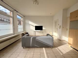 <p><span>ANTWERPEN - 't Zuid - Goedehoopstraat 25</span><span>: Leuk appartement naast de Schelde en Kloosterstraat. </span></p><p><span> </span></p><p><span>BESCHRIJVING:</span></p><p><span> </span></p><p><span>Leuk appartement op de 2° verdieping van een klein gebouw op een toplocatie te Antwerpen op enkele passen van de Schelde. </span></p><p><span>Leefruimte, open keuken, 1 slaapkamer en aparte badkamer met douche, lavabomeubel en toilet.</span></p><p><span>Op wandelafstand vindt men alle beste restaurants, koffiezaken, musea en modewinkels. </span></p><p><span>Kortom: het beste van Antwerpen binnen handbereik. </span></p><p><span> </span></p><p><span>BIJZONDERHEDEN:</span></p><p><span> </span></p><p><span>* Beschikbaar 1/10/2026</span></p><p><span>* Toplocatie op het Zuid, naast de Schelde</span></p><p><span>* 100€ provisiekosten/maand (water, provisie voor verwarming en onderhoud gemene delen). </span></p><p><span> </span></p>