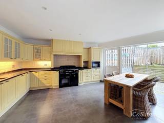 Deze uitzonderlijk ruime, instapklare woning met een bewoonbare oppervlakte van maar liefst 353 m² biedt tal van mogelijkheden. Dankzij de indeling is ze ideaal als kangoeroewoning, zorgwoning, praktijk- of kantoorruimte aan huis, of voor een combinatie van wonen en werken.<br />Op het gelijkvloers bevindt zich, bereikbaar via een aparte inkom, een praktijk- of kantoorruimte (ca. 75 m²), uitgerust met een kitchenette en sanitair. De woning zelf beschikt over een afzonderlijke inkomhal met gastentoilet, een royale leefruimte (ca. 45 m²) en aansluitend een luxueuze, volledig ingerichte kwaliteitskeuken. Zowel vanuit de leefruimte als de keuken heeft u toegang tot een gezellige stadstuin.<br />De eerste verdieping omvat een tweede ruime leefruimte (ca. 70 m²) met parketvloer, drie volwaardige slaapkamers (ca. 46 m², 23 m² en 19 m²), evenals een recent vernieuwde badkamer met douche.<br />Op de tweede verdieping bevindt zich een veelzijdige studio (ca. 55 m²) met ingerichte badkamer en een terras (ca. 15 m²). Daarnaast is er nog een extra slaapkamer (ca. 19 m²) aanwezig. Als absolute troef beschikt de woning over een indrukwekkend dakterras in bankirai van ca. 60 m².<br />Garage met automatische poort, een ruime oprit met parking en een voortuin. De woning is voorzien van conforme elektriciteit, centrale verwarming op aardgas, airconditioning en een gunstige energiescore.<br />Dankzij haar omvang en indeling leent deze eigendom zich bovendien uitstekend voor een opsplitsing in meerdere woonunits.