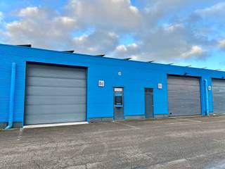 - magazijnruimte 290m²- moderne kantoorruimte- nabij oprit/afrit E313- voldoende parking- automatische sectionale poort (4 m hoog)- kantoorruimte met...