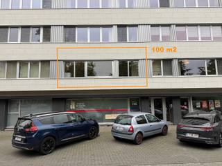 In het volle centrum met zicht op een park dit vernieuwd appartement, instapklaar.<br /><br />✅ Splinternieuwe ingerichte keuken<br />✅ Splinternieuwe badkamer met inloopdouche<br />✅ Twee slaapkamers<br />✅ Gezellig terras<br />✅ Kelderbering<br />✅ Lift<br />✅ EPC Score B<br />✅ Goedgekeurde elektrische installaties<br /><br />Weinig aanbiedingen zo centraal én rustig gelegen maken dit appartement uniek